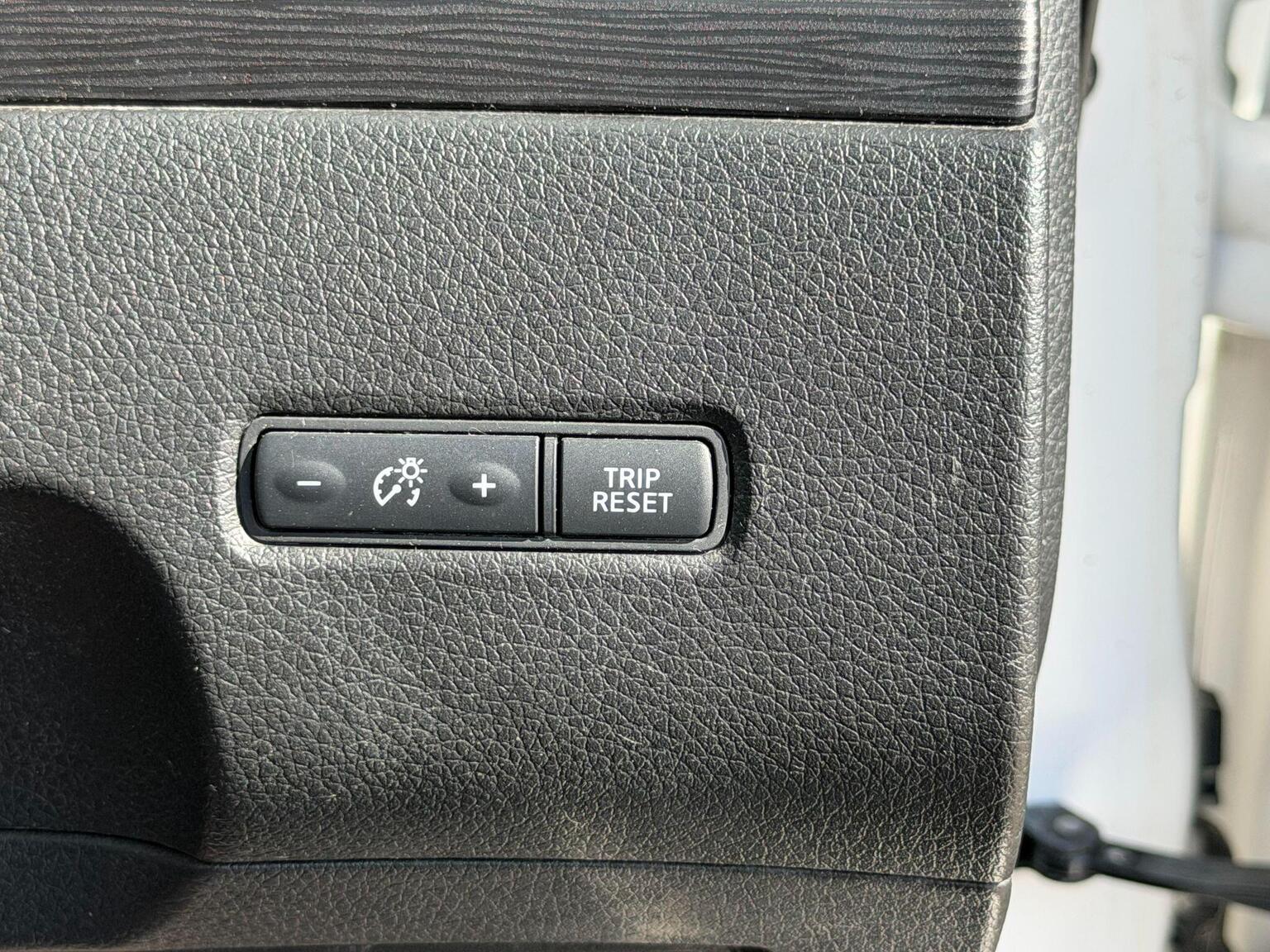 2016 Nissan Pulsar image 36