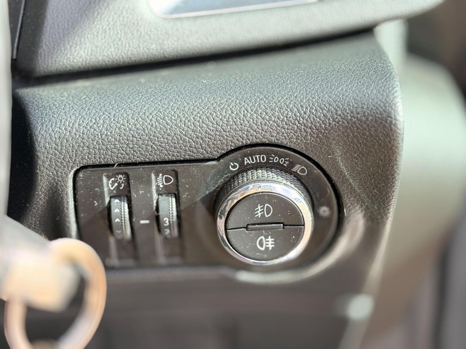 2011 Vauxhall Astra image 26