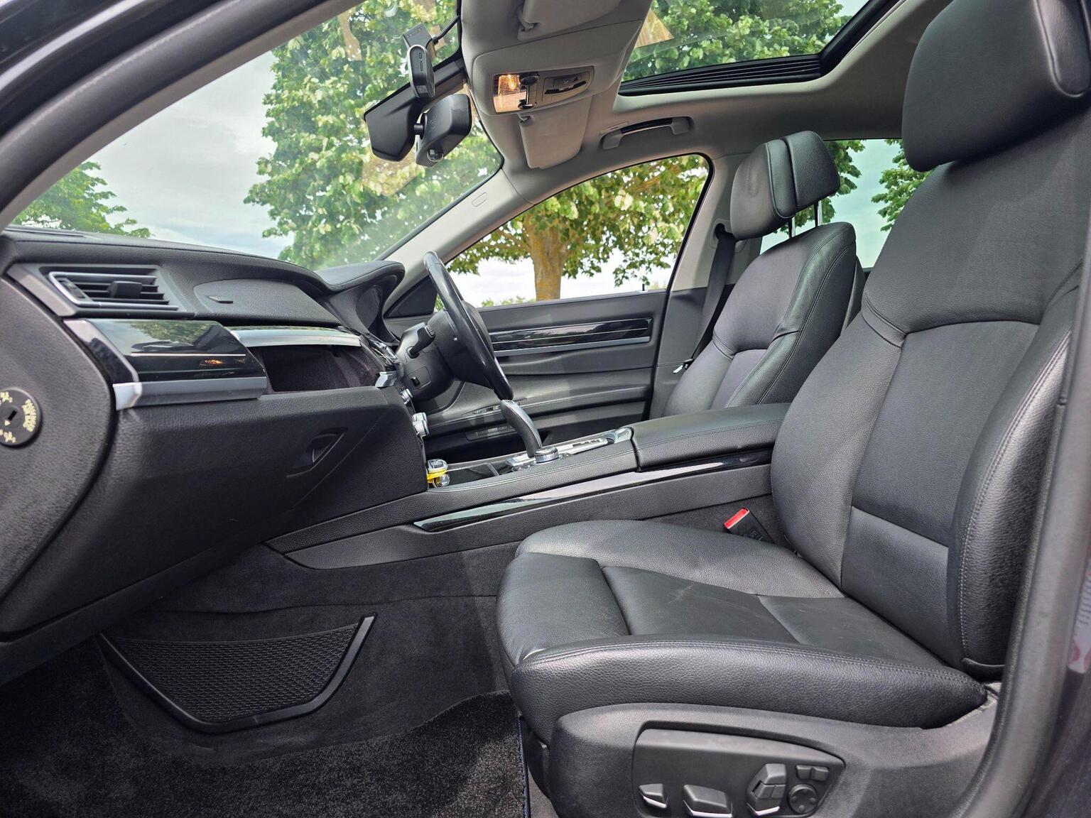 2013 BMW 7 Series image 24