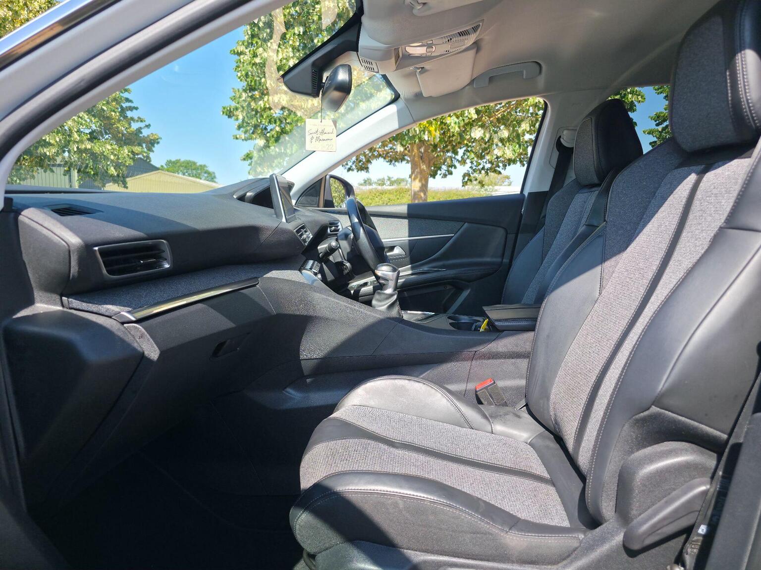 2017 Peugeot 3008 image 26