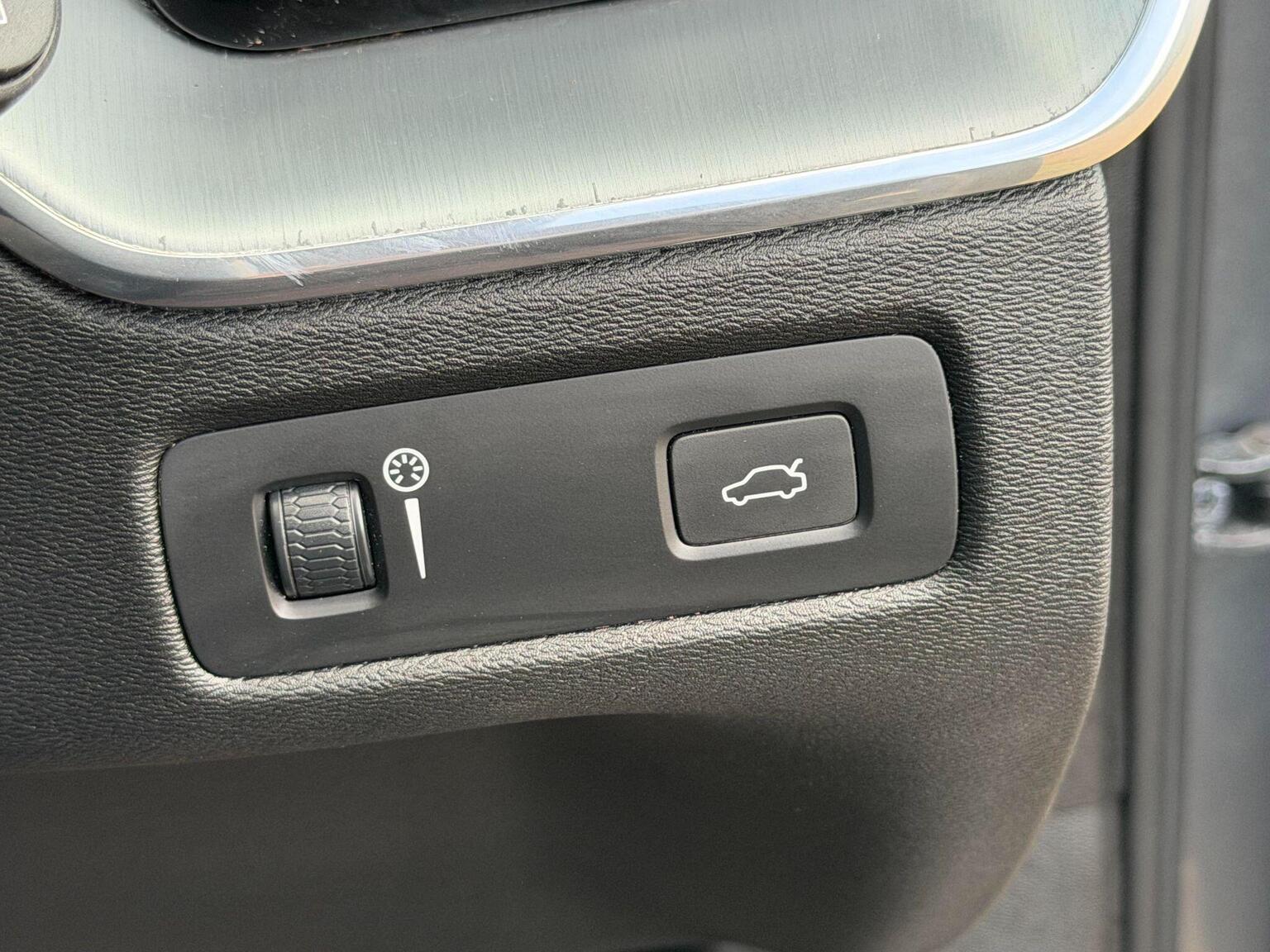 2018 Volvo XC60 image 34