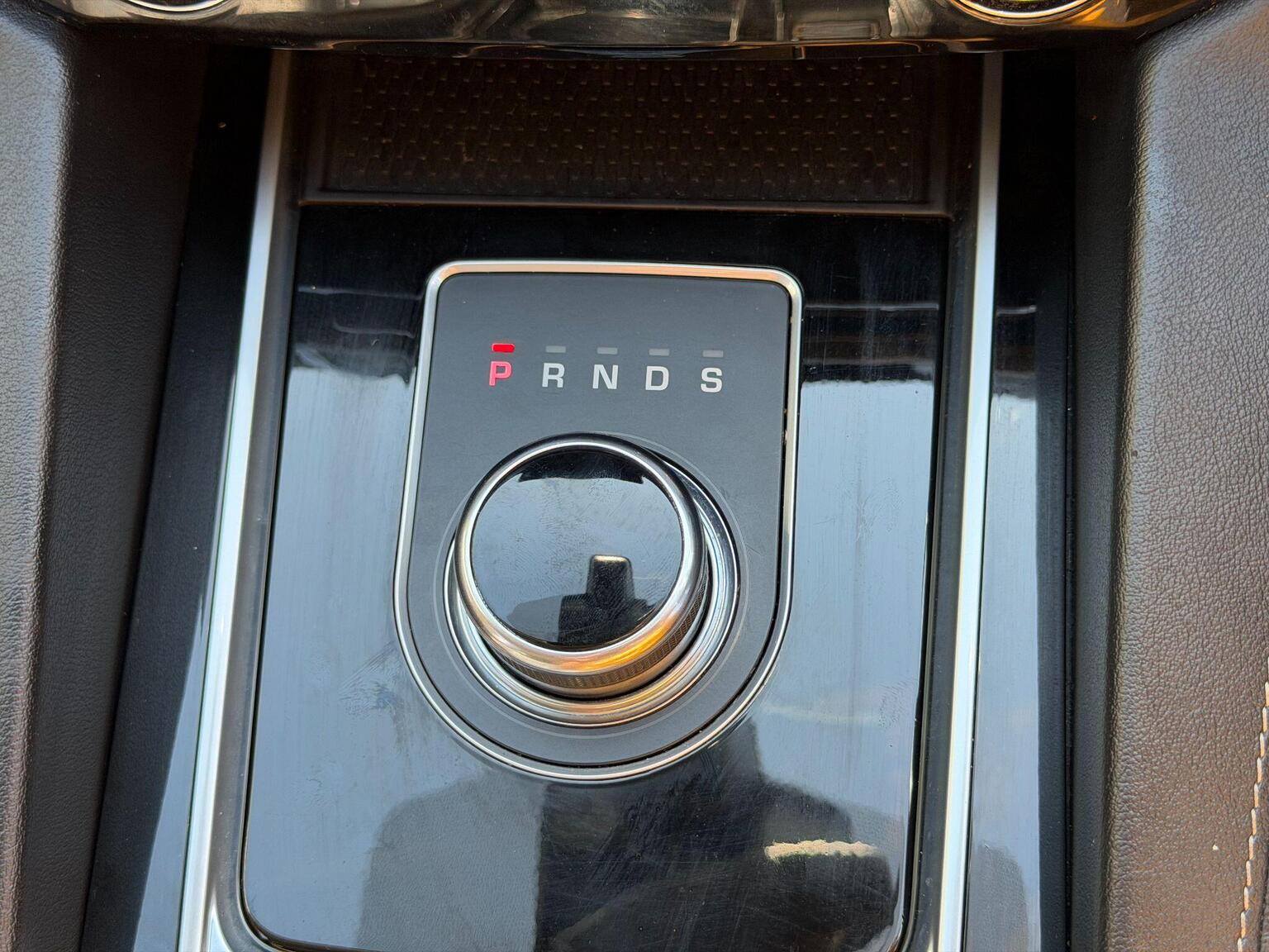 2018 Jaguar F-PACE image 43