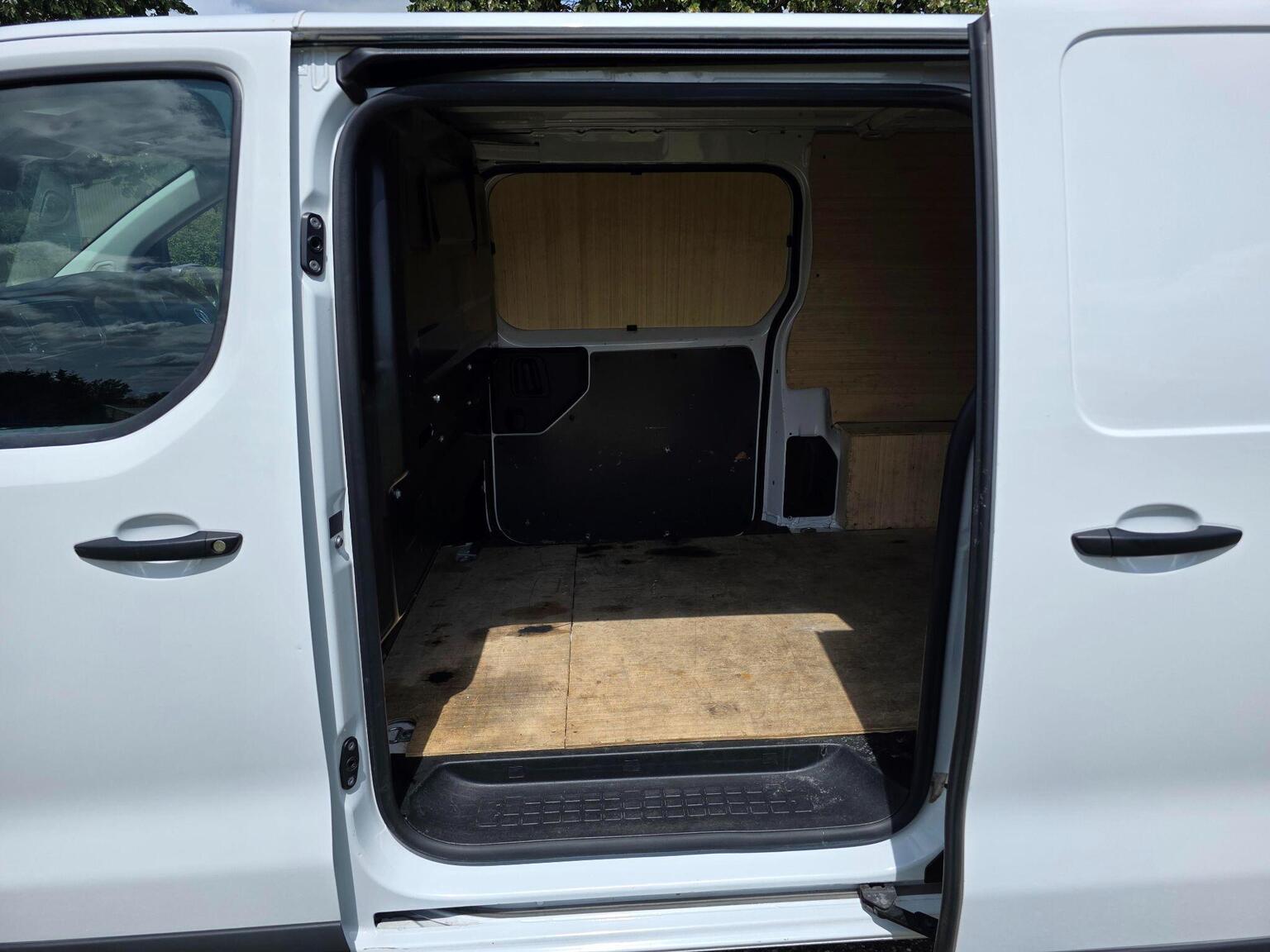 2022 Vauxhall Vivaro image 33
