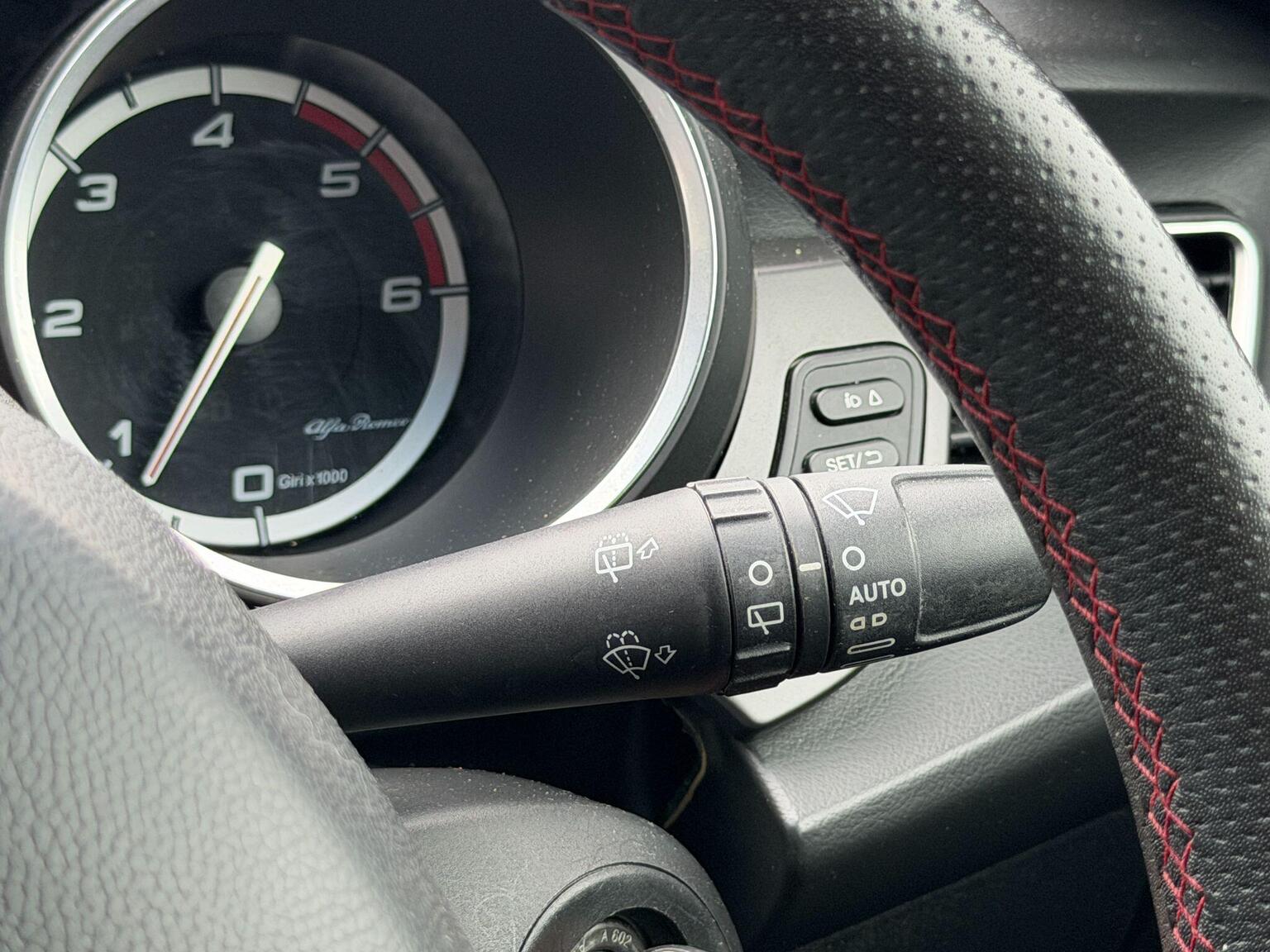 2014 Alfa Romeo Giulietta image 33