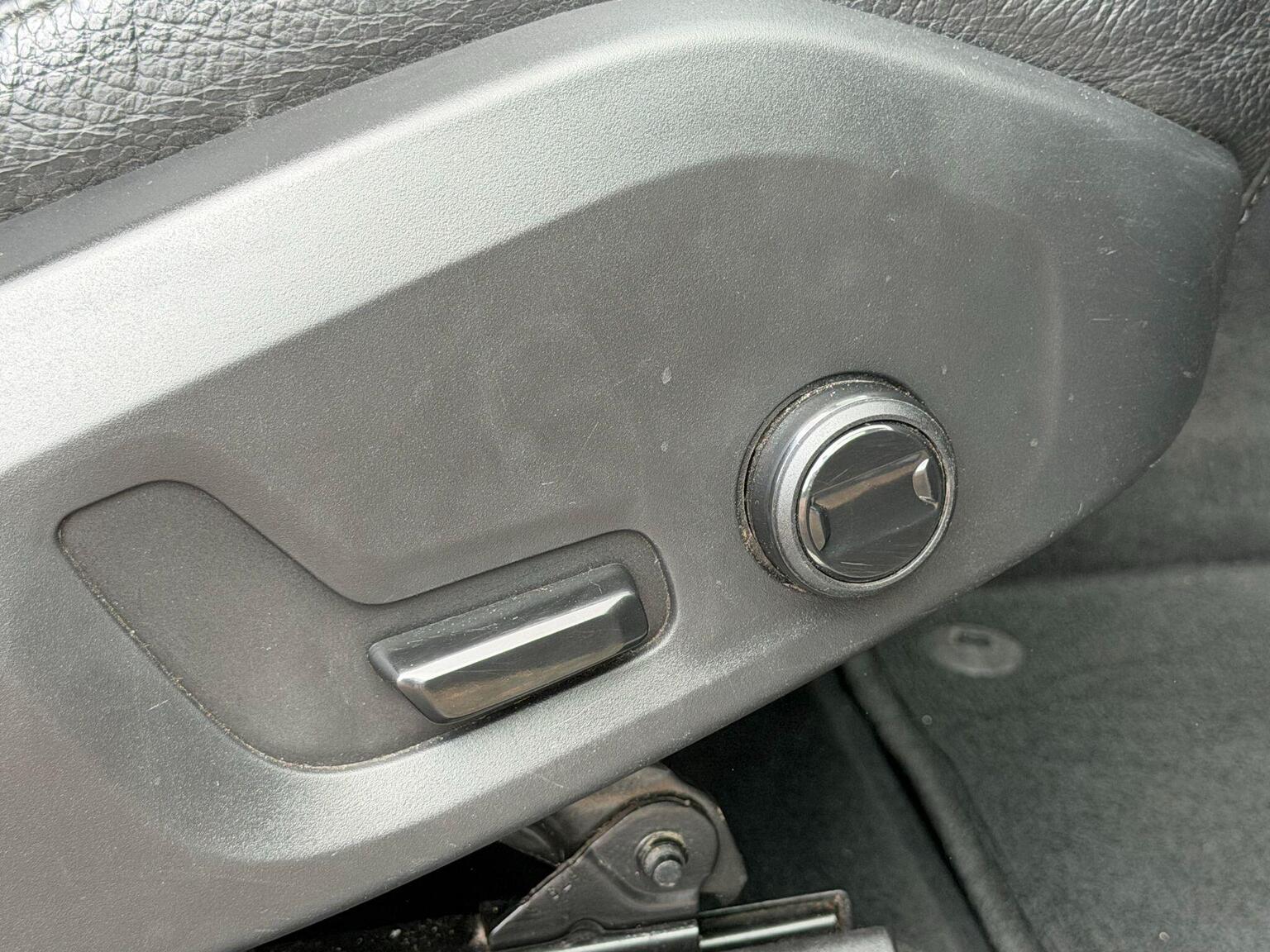 2018 Volvo XC60 image 32