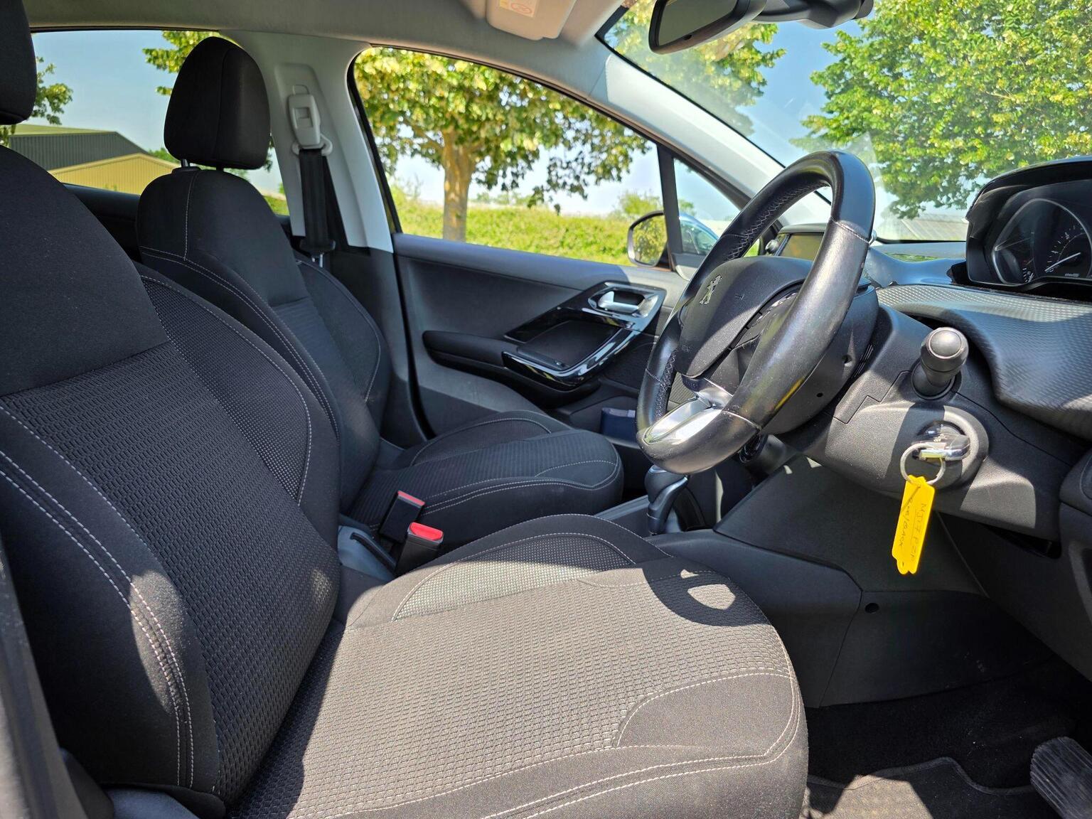 2017 Peugeot 208 image 21