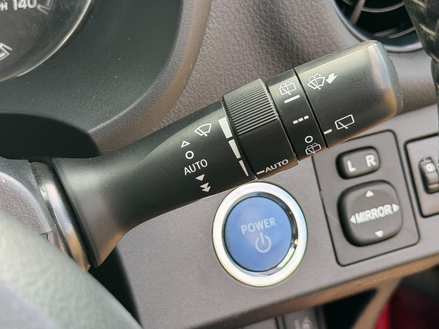 2017 Toyota Yaris image 33