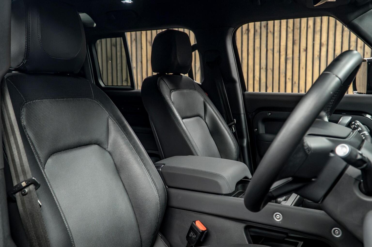 2023 Land Rover Defender 110 D250 X-Dynamic SE 4WD — photograph 2