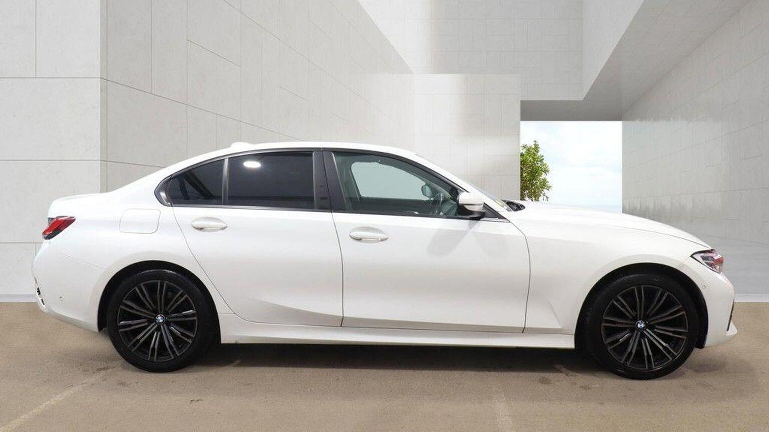 2022 BMW 3 Series image 2