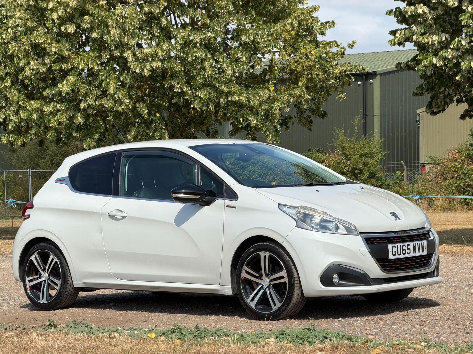 2015 Peugeot 208 image 2