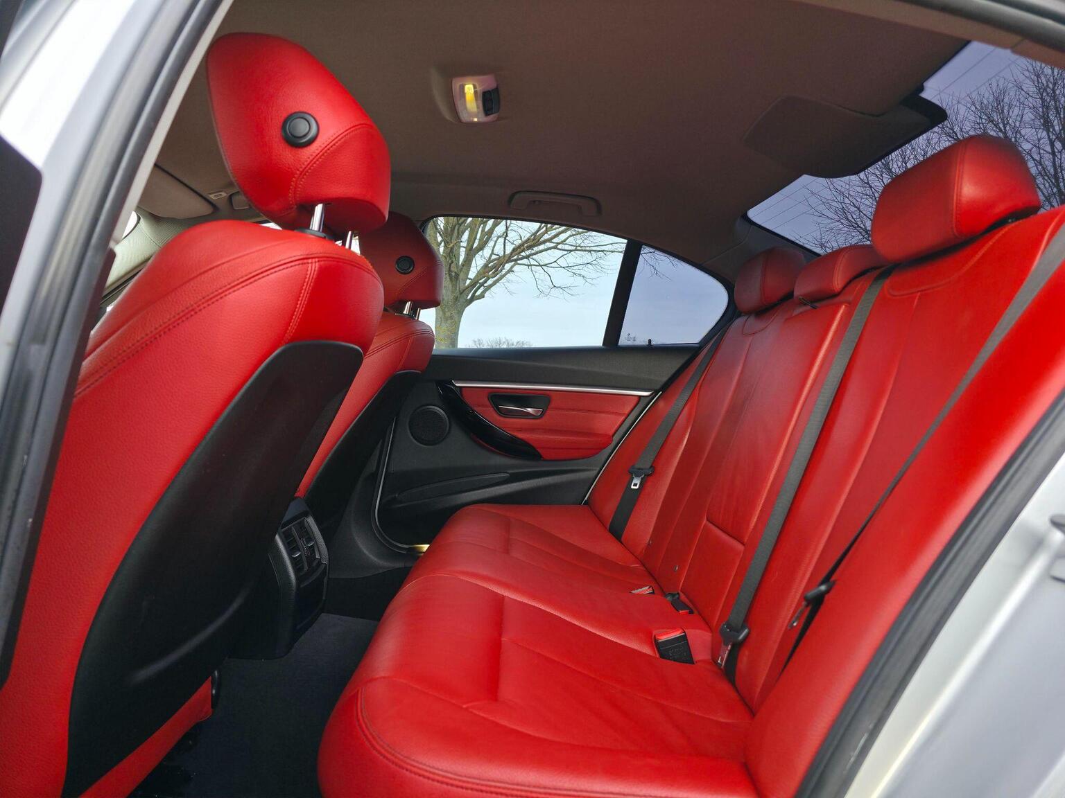 2017 BMW 3 Series image 25