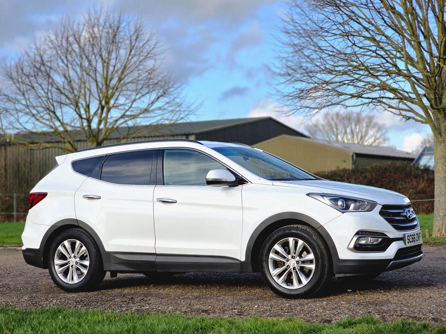 2017 Hyundai Santa Fe image 14