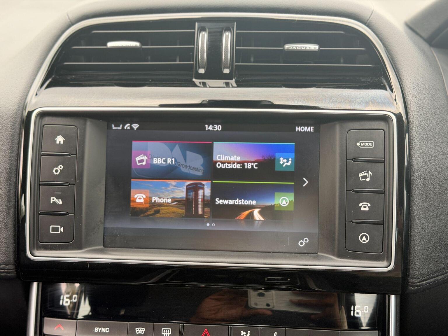 2016 Jaguar XE image 37