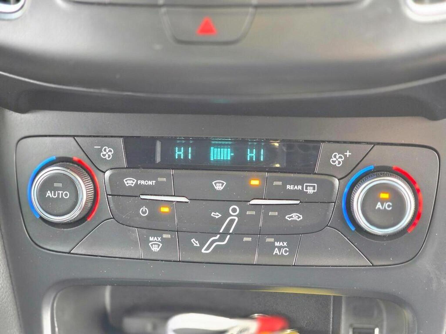 2017 Ford Focus image 32