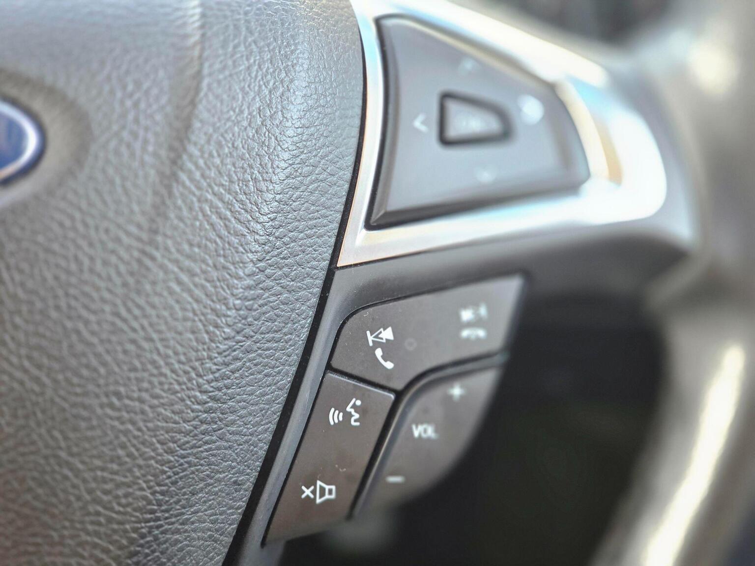 2017 Ford Edge image 35