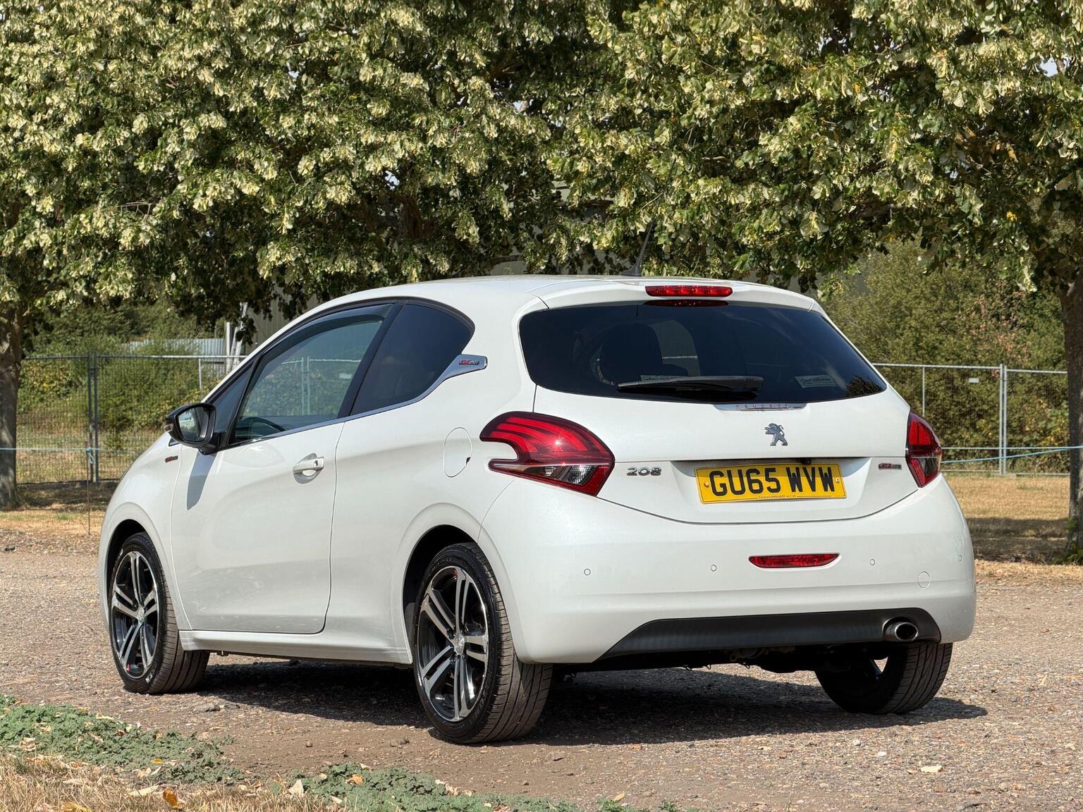 2015 Peugeot 208 image 12