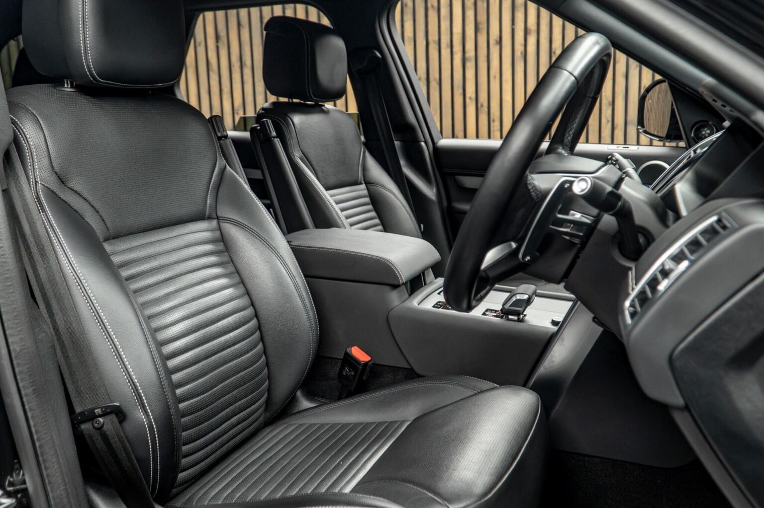 2022 Land Rover Discovery D300 R-Dynamic SE 4WD — photograph 2