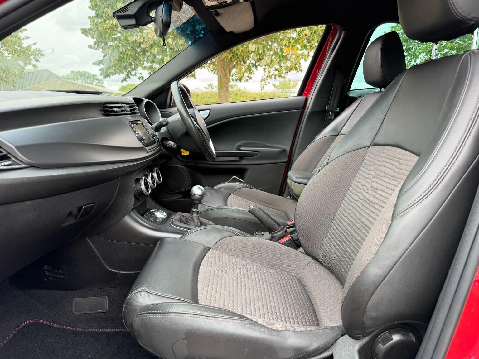 2014 Alfa Romeo Giulietta image 24