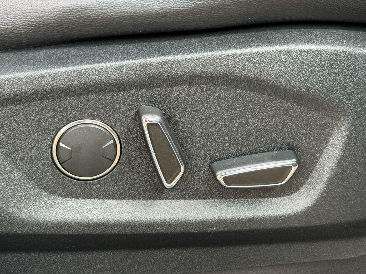 2018 Ford Edge image 47
