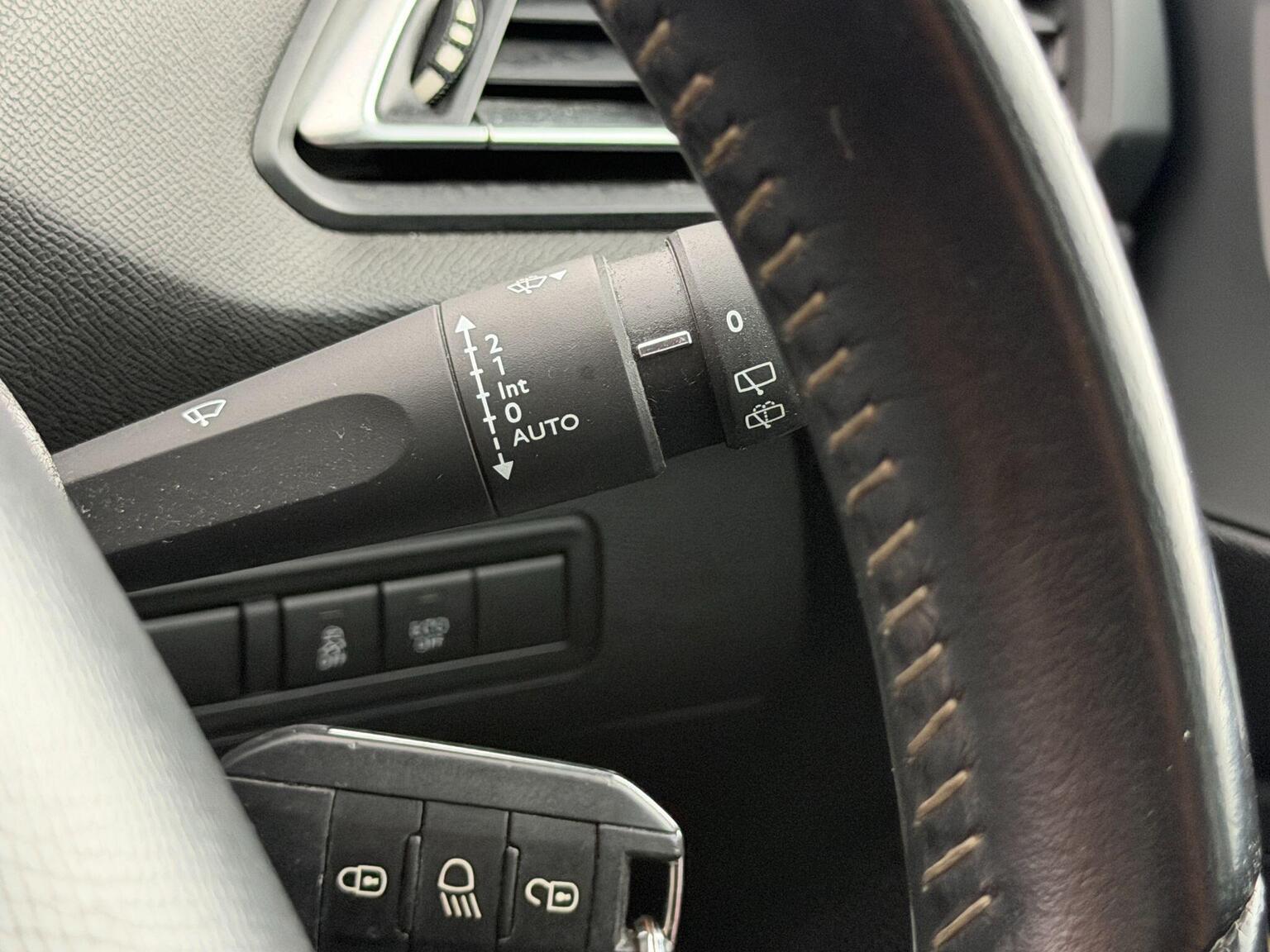 2017 Peugeot 308 image 33