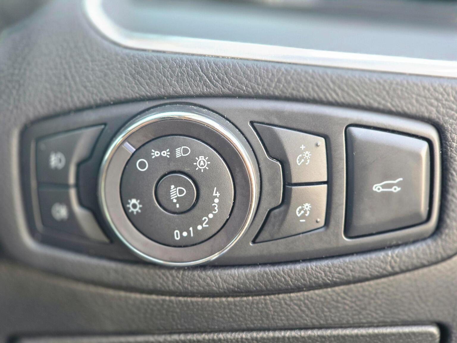 2017 Ford Edge image 31
