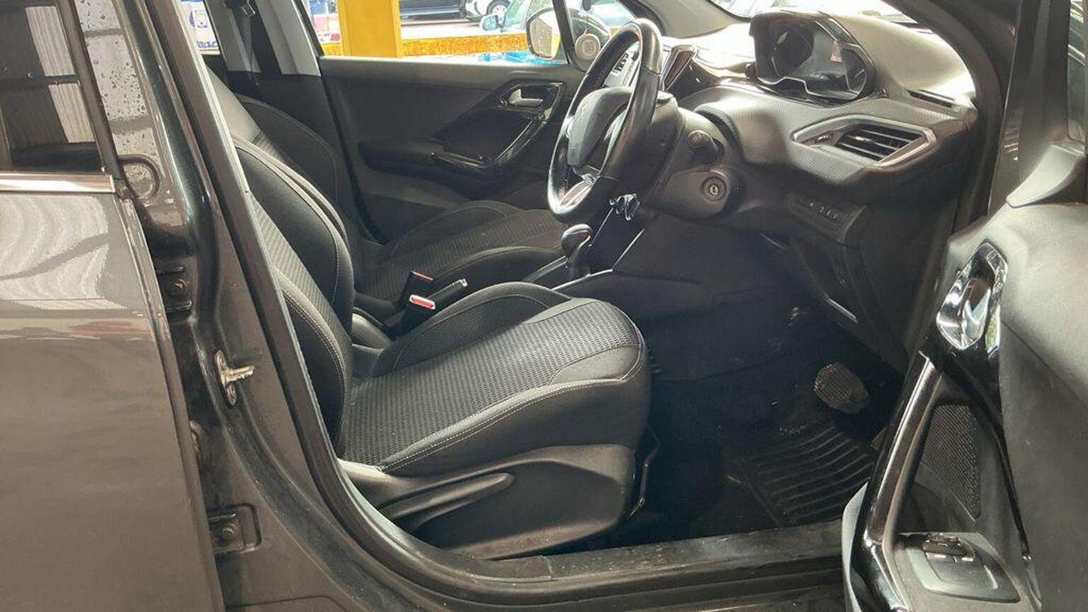 2017 Peugeot 208 image 10