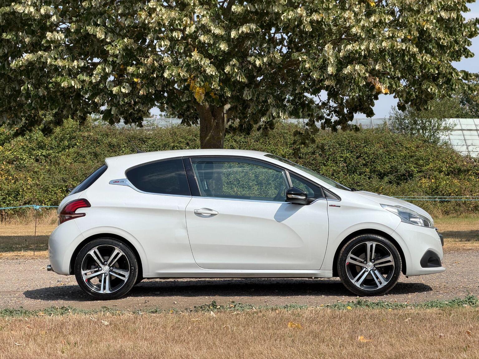 2015 Peugeot 208 image 3