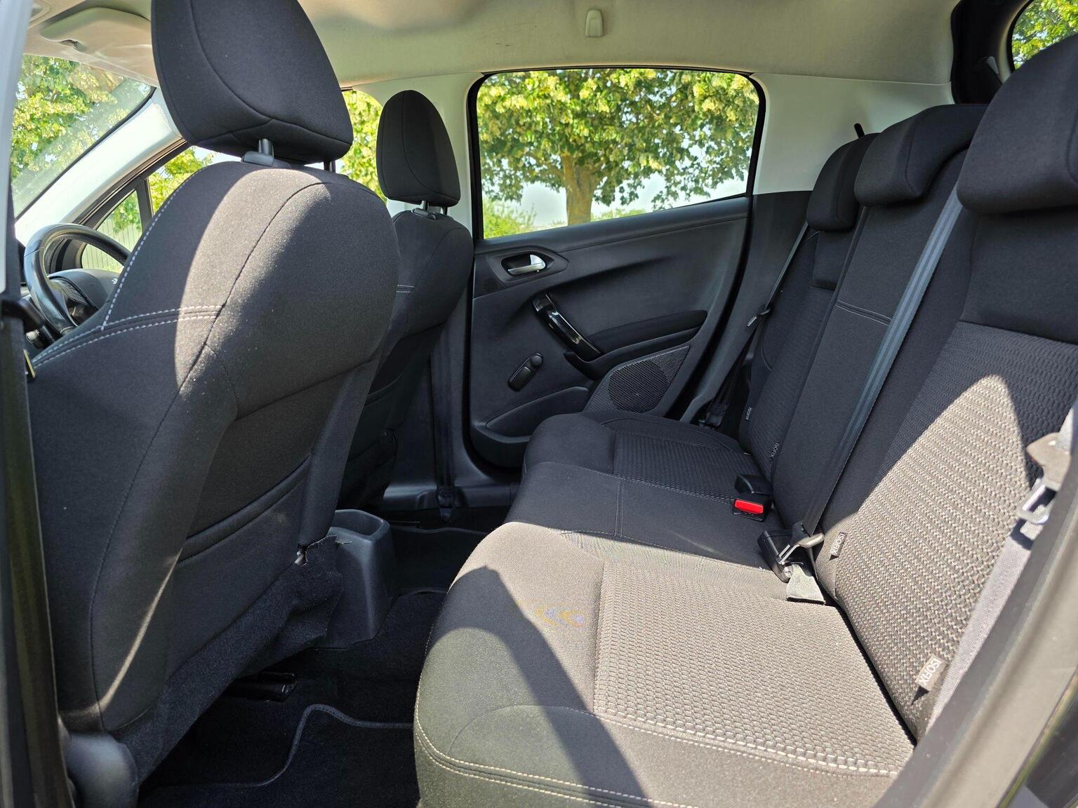 2017 Peugeot 208 image 25