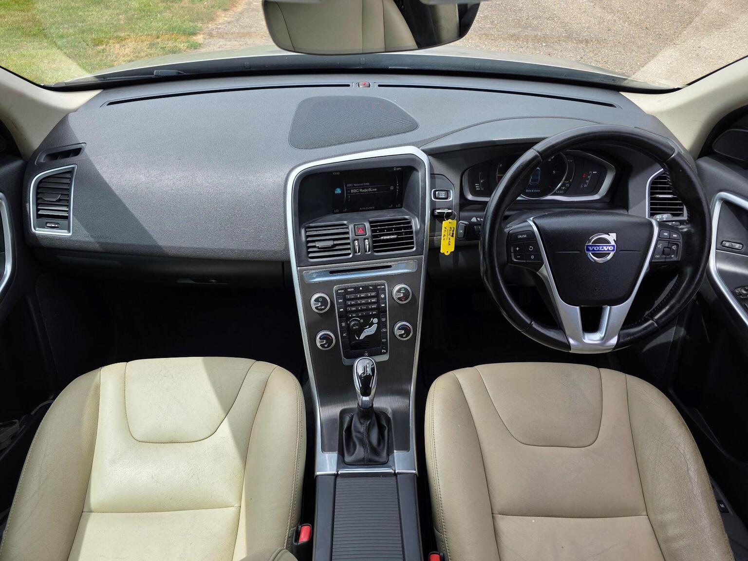2015 Volvo XC60 image 29