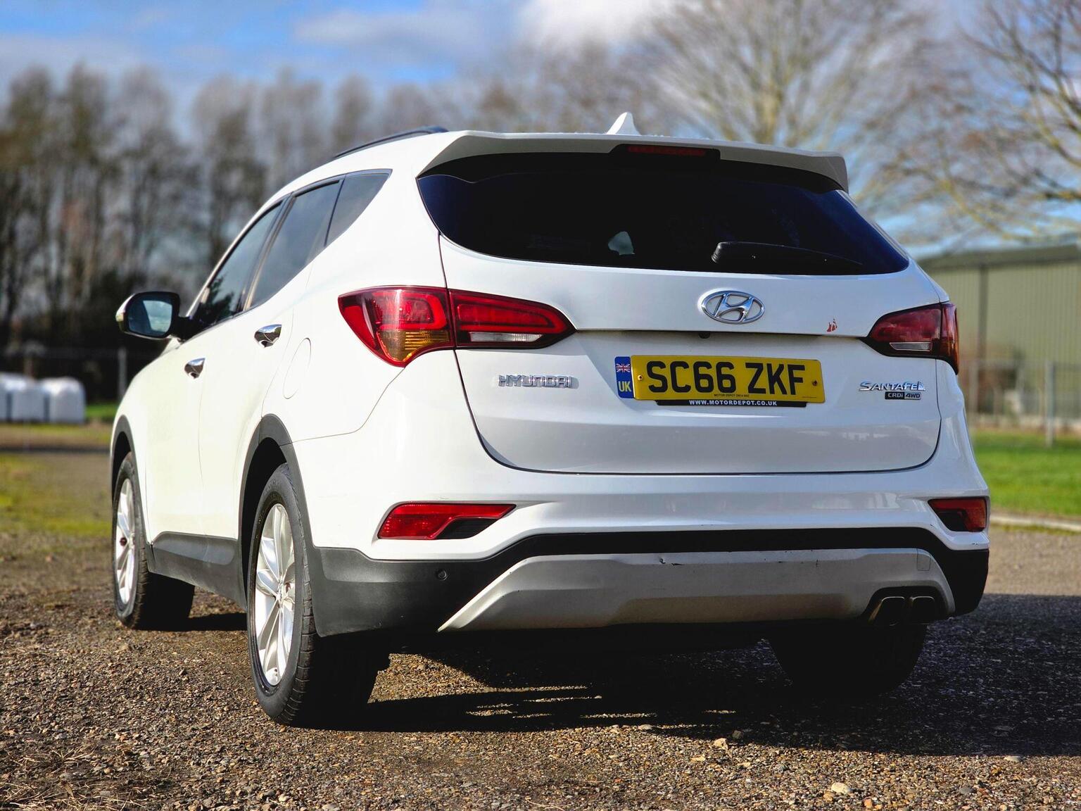 2017 Hyundai Santa Fe image 8