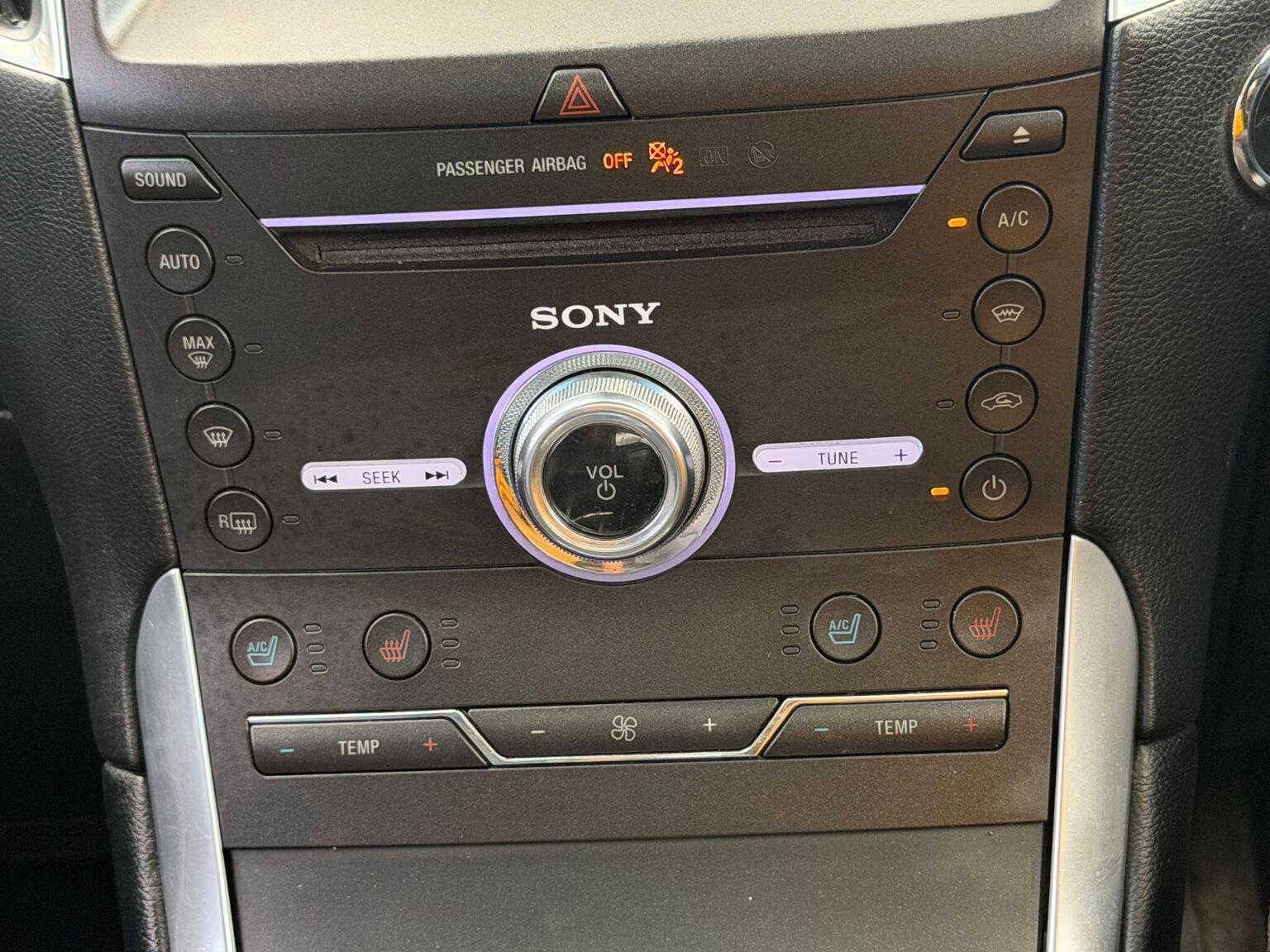 2018 Ford Edge image 39