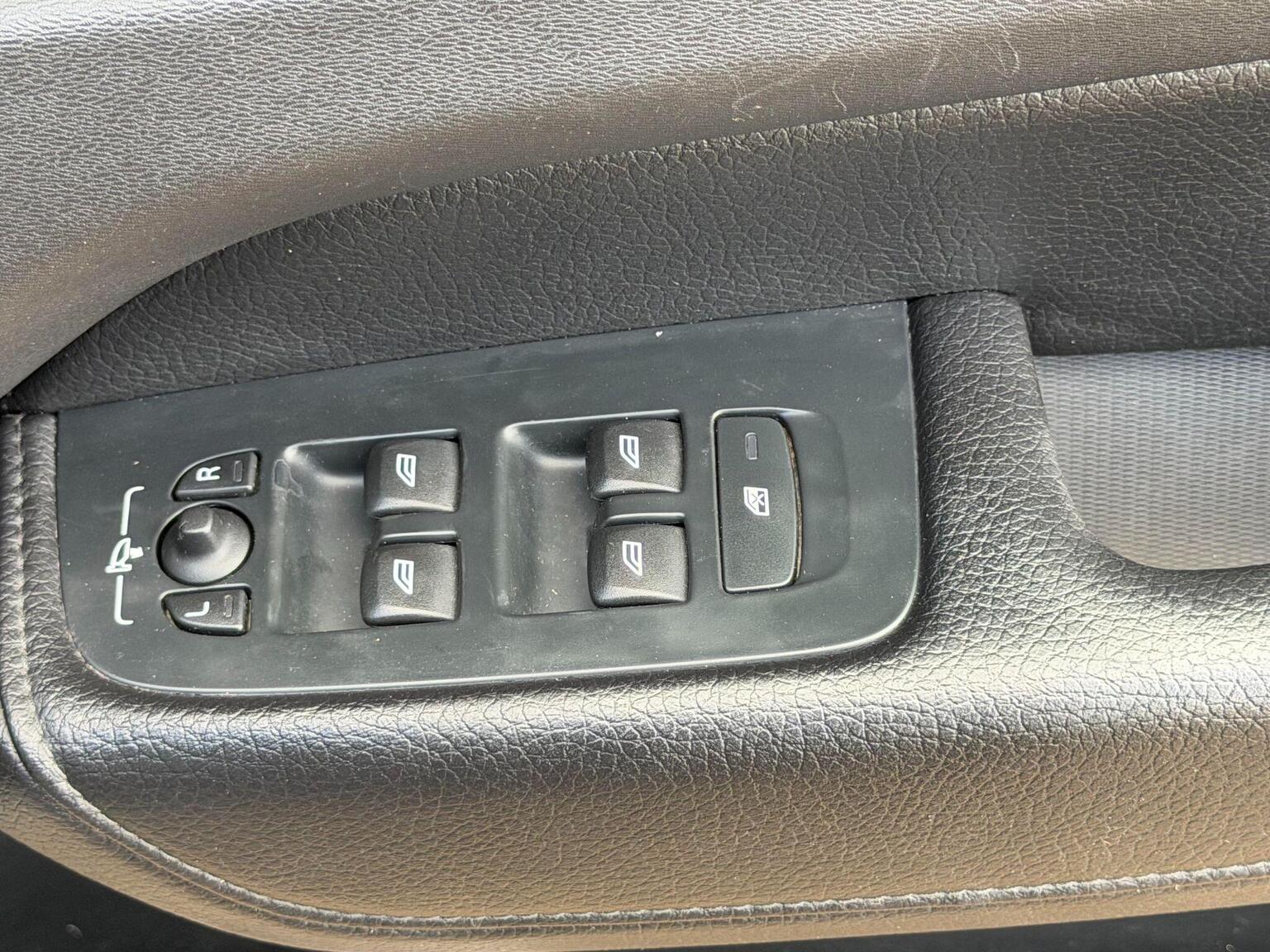 2018 Volvo XC60 image 33
