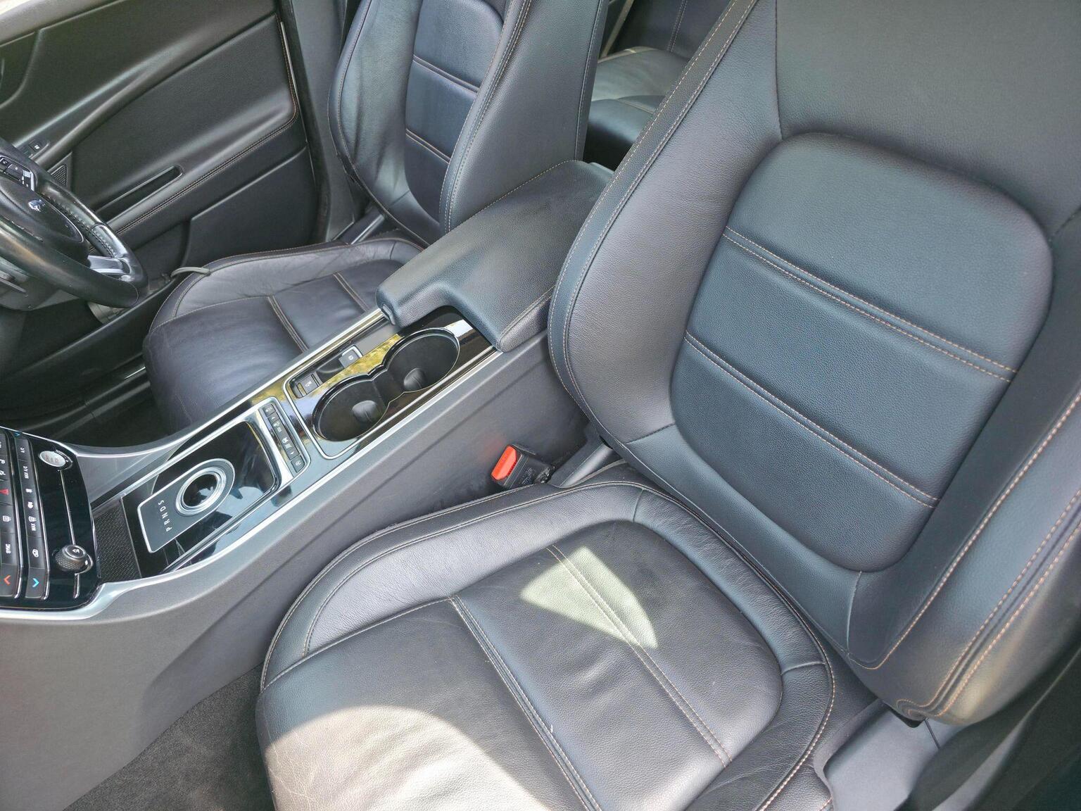 2016 Jaguar XE image 30