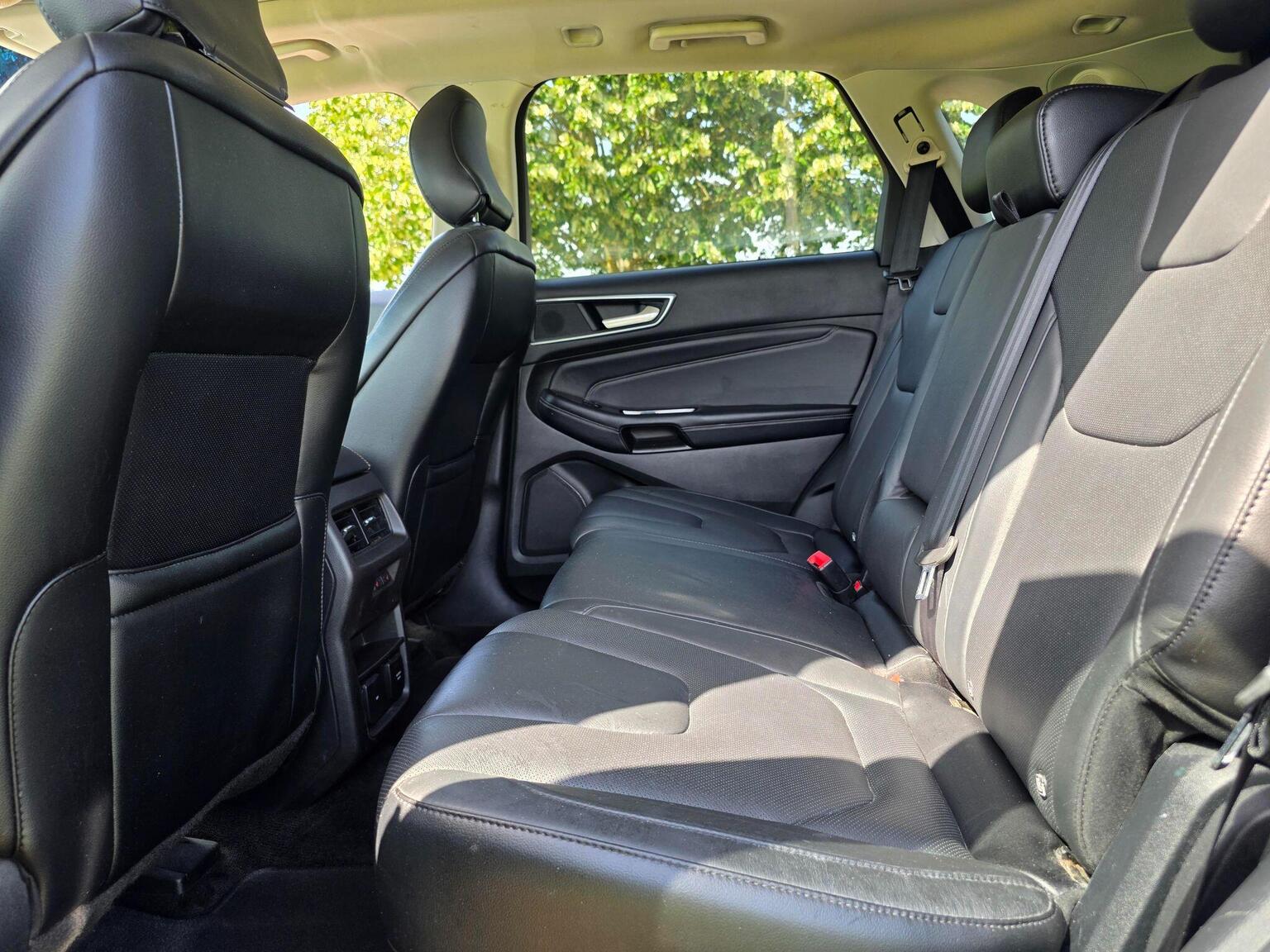 2017 Ford Edge image 23