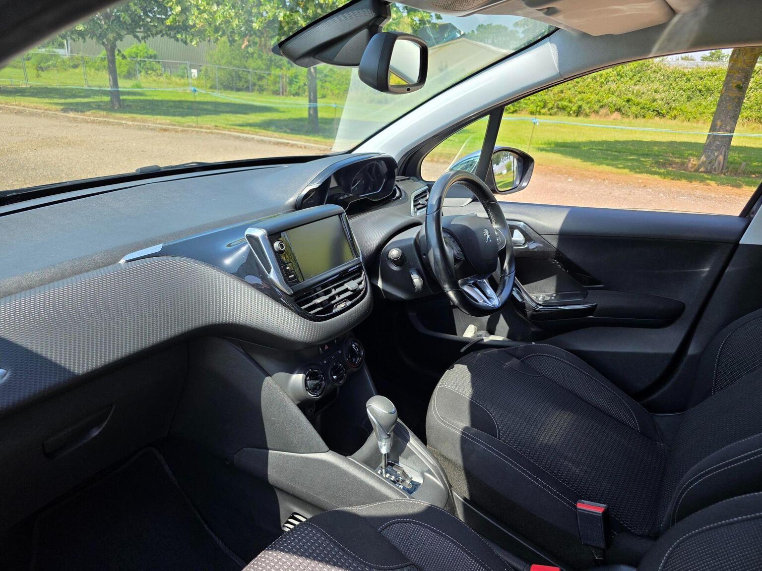2017 Peugeot 208 image 27