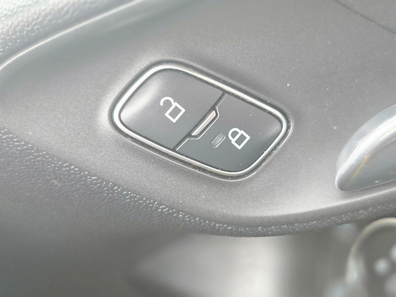 2017 Ford Fiesta image 31