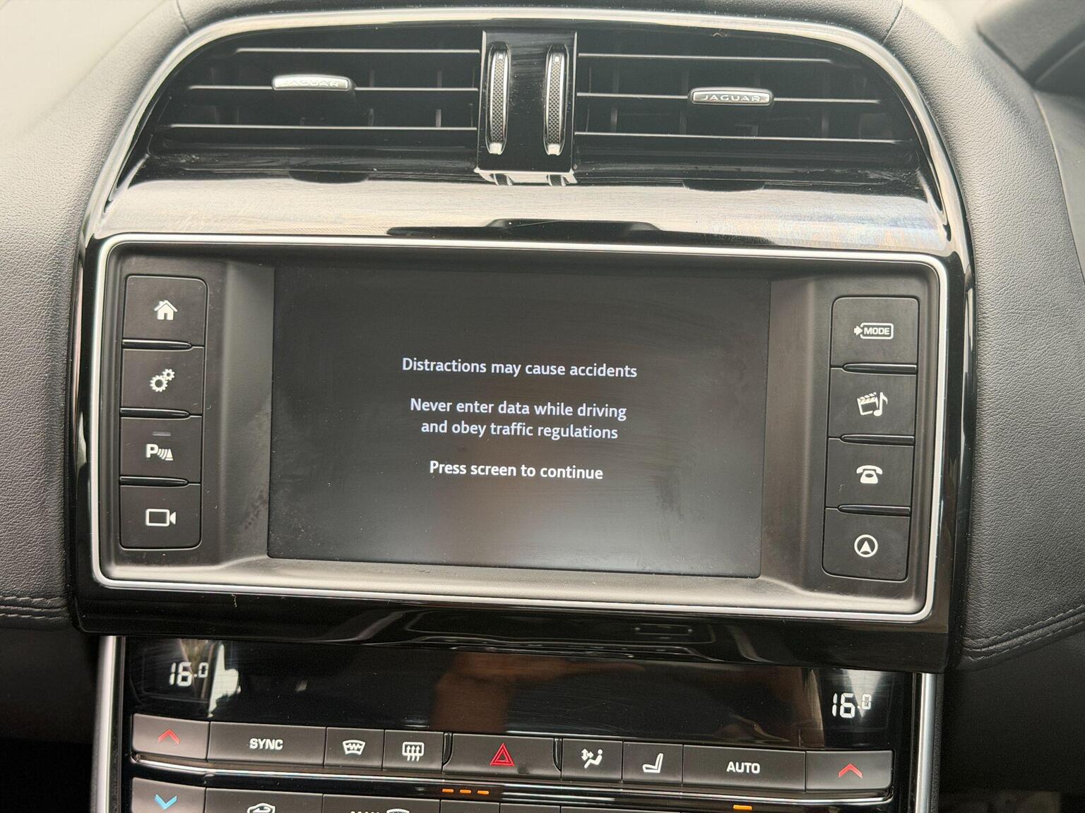 2016 Jaguar XE image 43