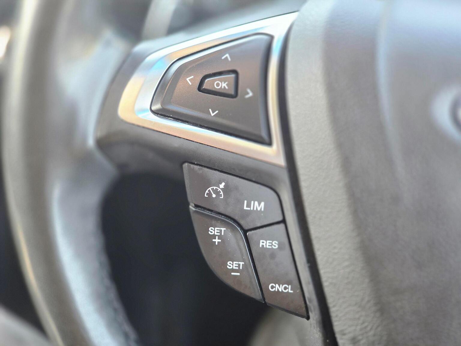 2017 Ford Edge image 32