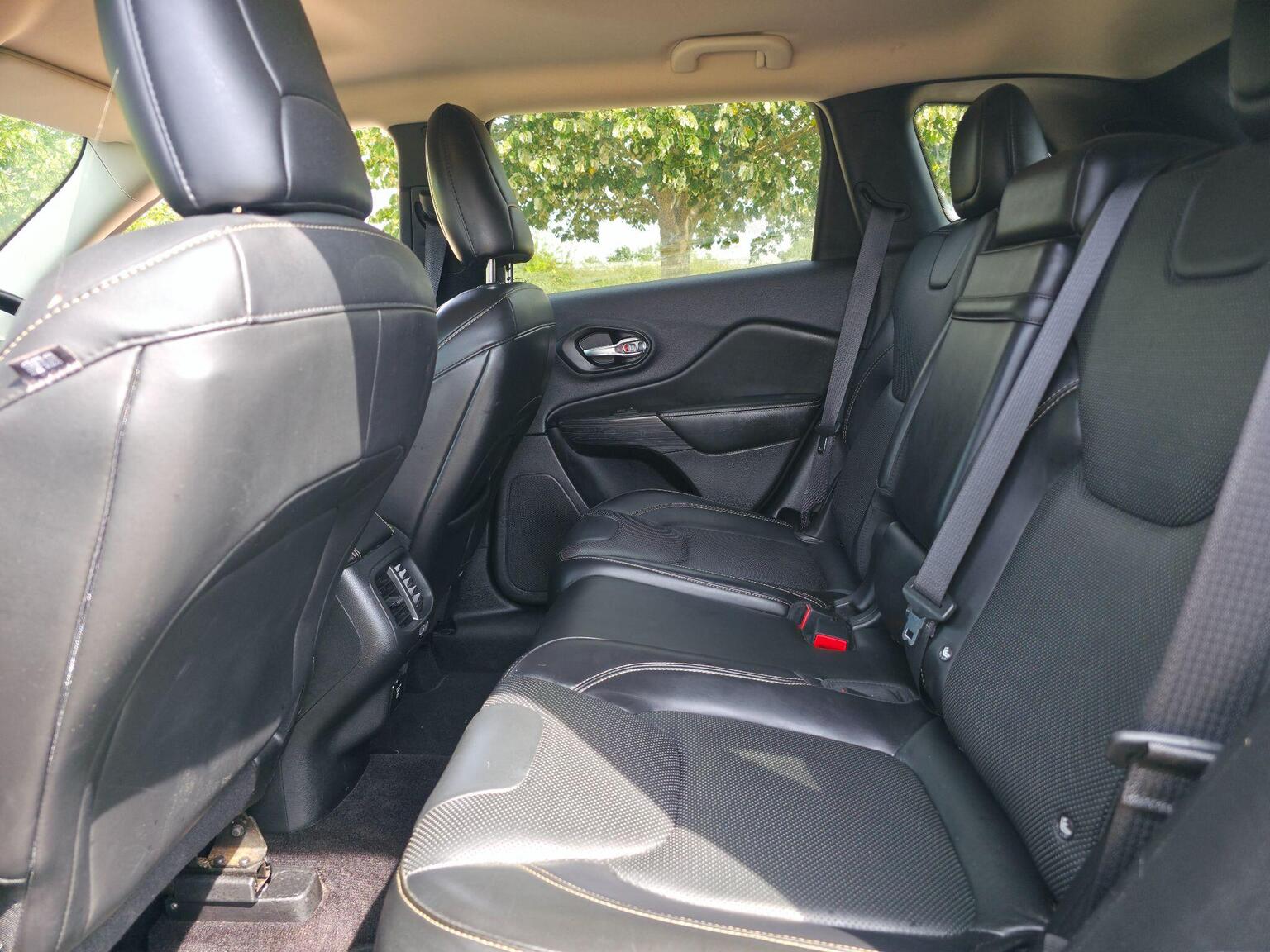 2016 Jeep Cherokee image 27