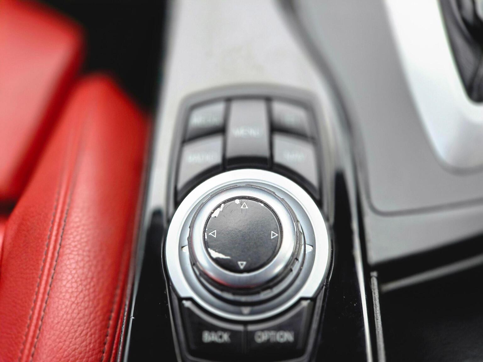 2017 BMW 3 Series image 36
