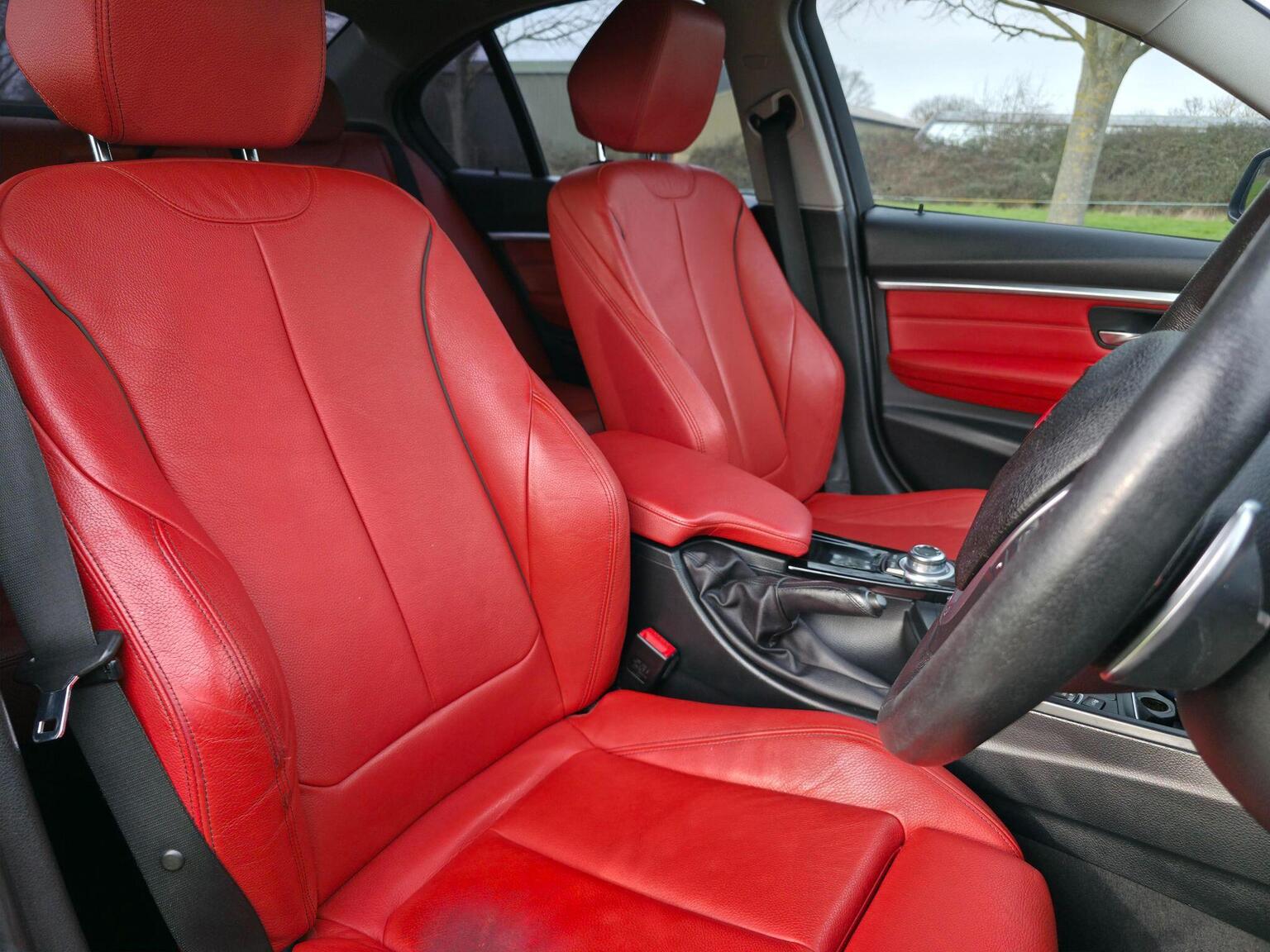 2017 BMW 3 Series image 29