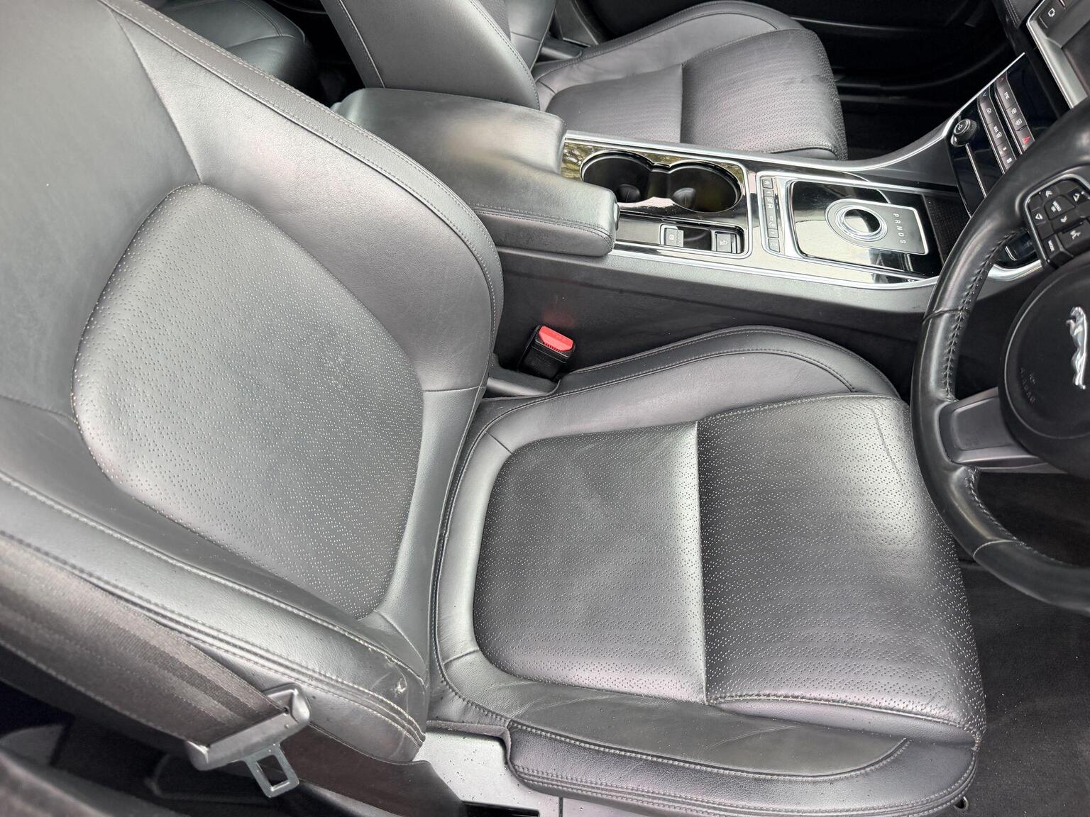 2016 Jaguar XE image 29