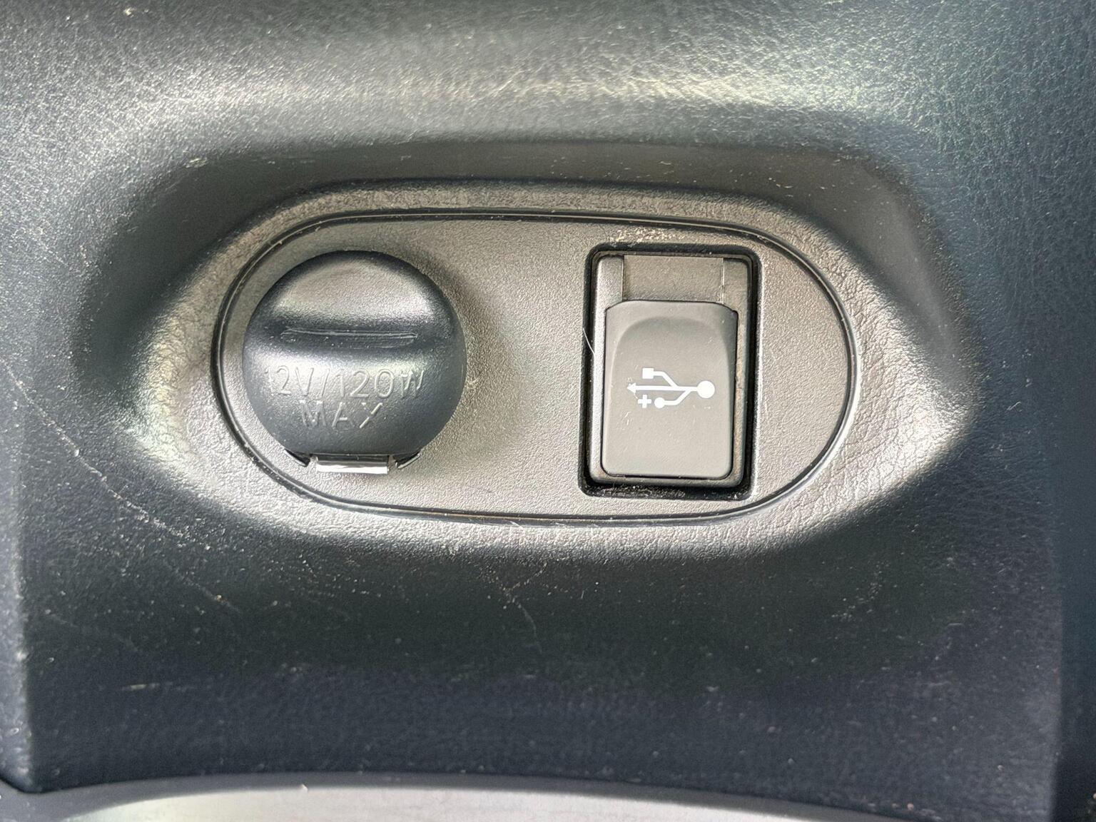 2017 Toyota Yaris image 36