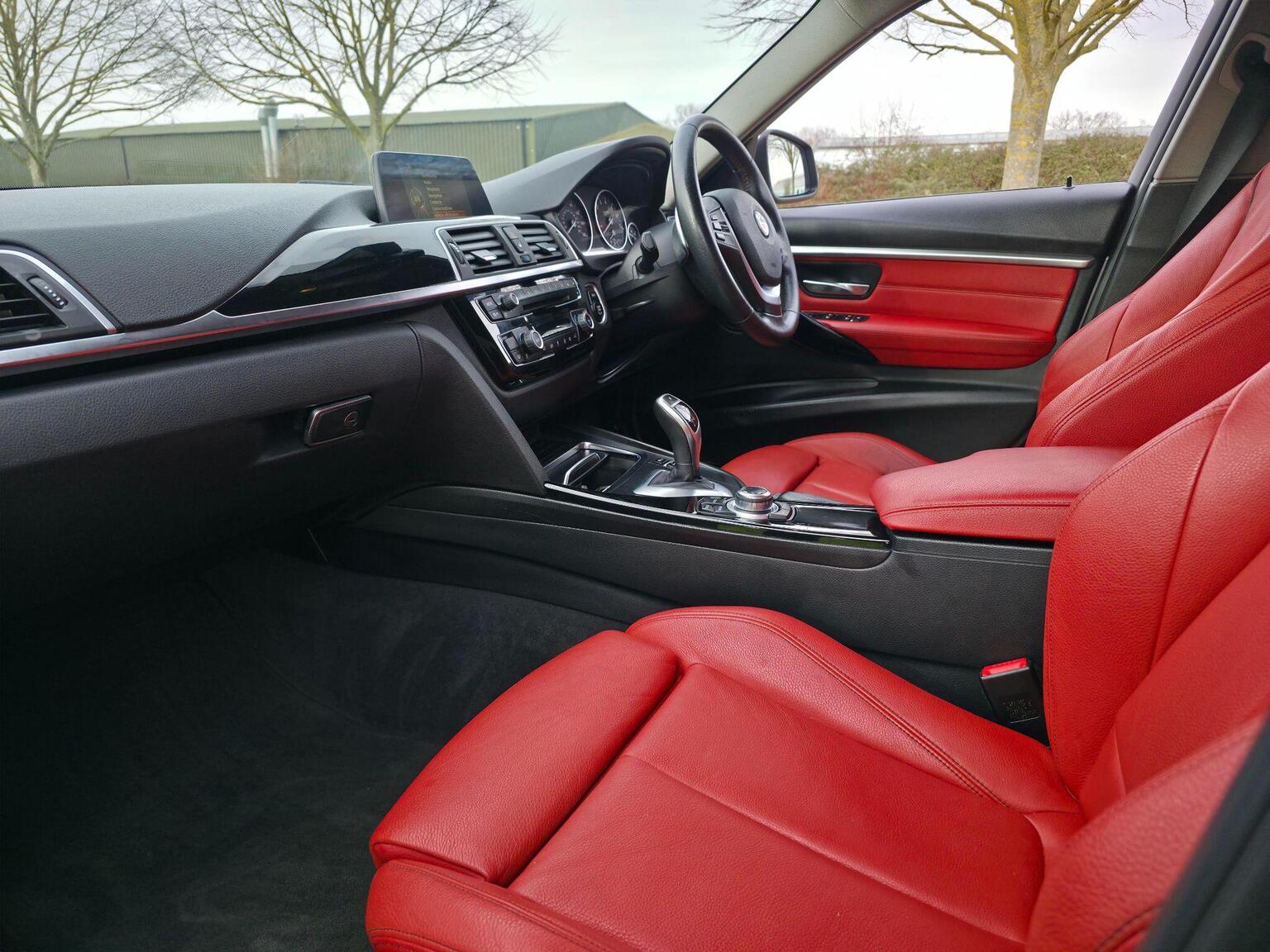 2017 BMW 3 Series image 31