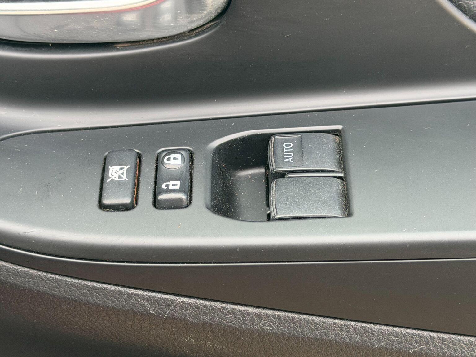 2017 Toyota Yaris image 28