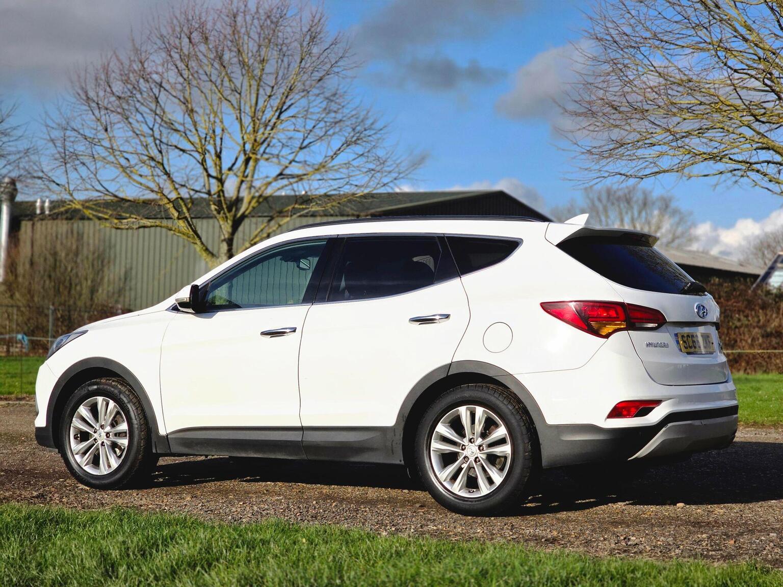 2017 Hyundai Santa Fe image 11