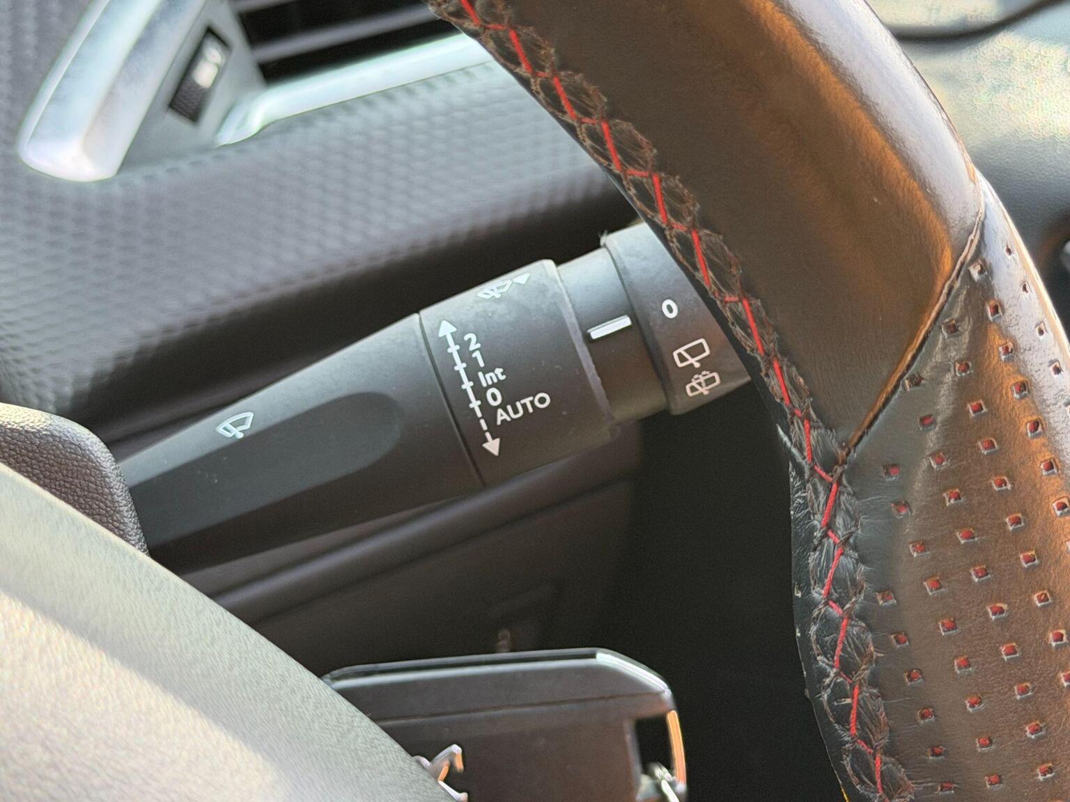 2015 Peugeot 208 image 33