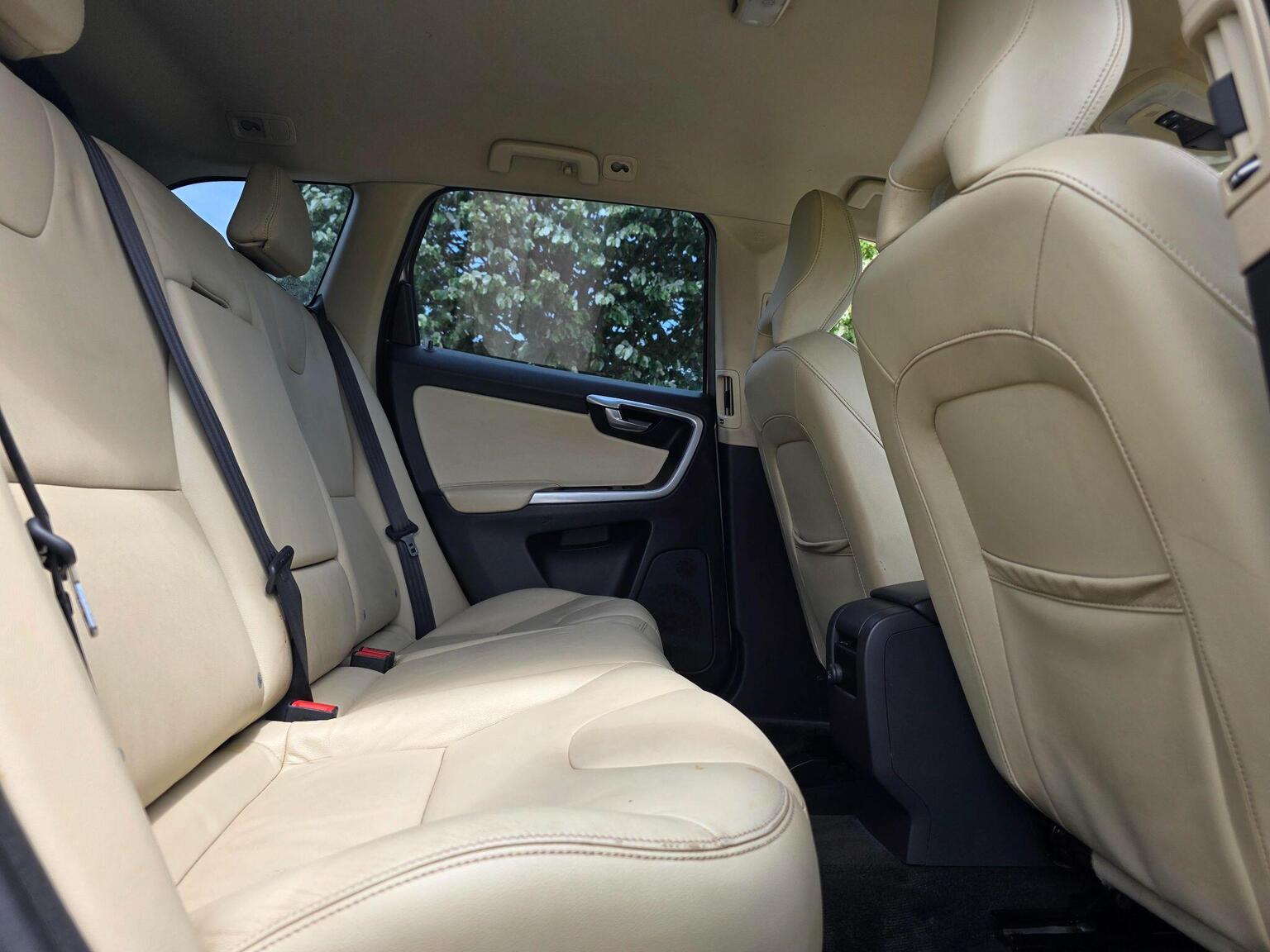 2015 Volvo XC60 image 22