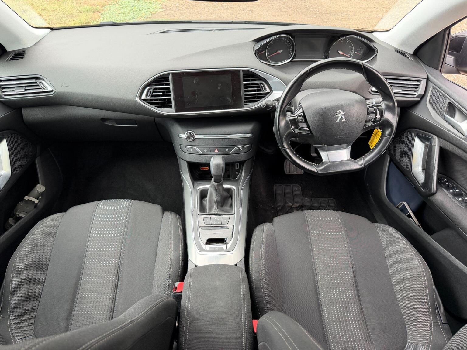 2017 Peugeot 308 image 30