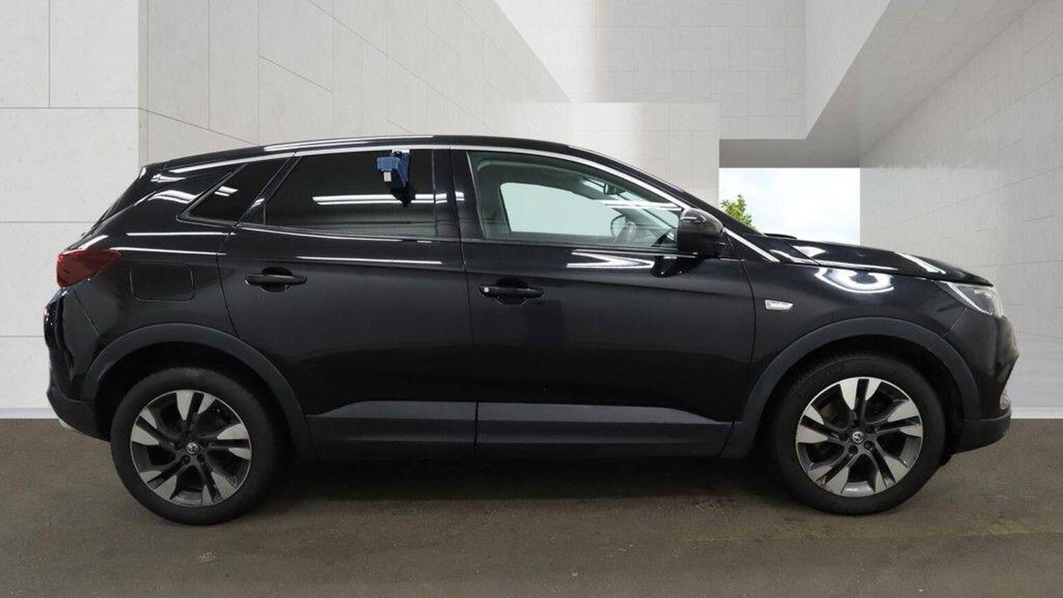 2019 Vauxhall Grandland X image 2